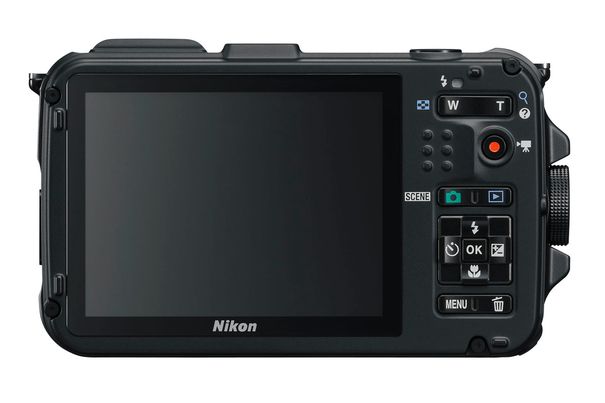 Zugriff auf die meisten Funktionen bietet die Nikon AW100 mit Tasten auf der Rückseite. Diese könnten etwas stärker erhöht sein und weiter auseinander liegen. Was im Bild auf der rechten Seite zu sehen ist, ist der Drehverschluss für die Fachabdeckung.