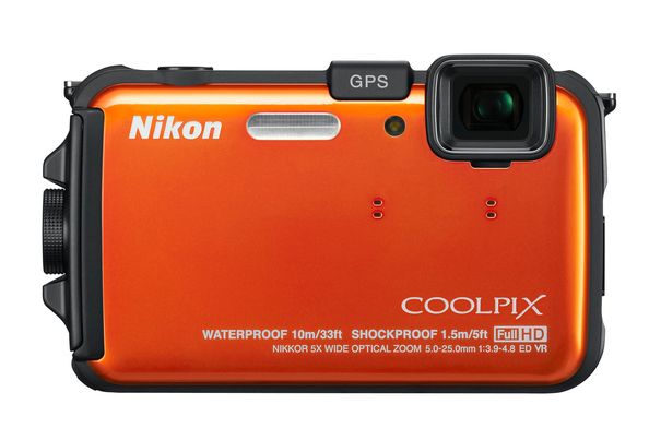 Die Nikon AW100 ist eine flache und gut ausgestattete Allwetter- und Outdoor-Kamera und knüpft an die legendären, analogen Nikonos-Modelle an.
Sie ist in Orange, Schwarz und grünem Tarnmuster erhältlich, wobei nur die aufgeklebte Frontseite farbig ist.