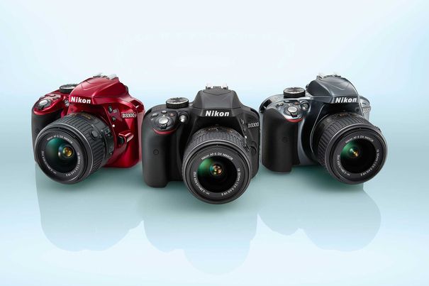 Das in drei Farben erhältliche DSLR-Set besteht aus der Nikon D3300 und dem kompakten DX-Zoomobjektiv.