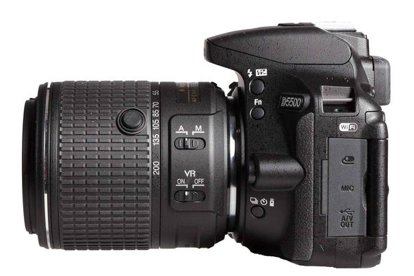 Zusammen mit dem eingefahrenen neuen AF-S DX Objektiv Nikkor 55-200mm f/4-5.6G ED mit Bildstabilisator bildet die D5500 eine kompakte und leichte Kameraeinheit