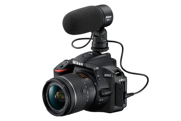 Bewegte Bilder nimmt die neue D5600 in Full-HD-Auflösung auf. Ein Anschluss für externe Mikrofone ist auch vorhanden.