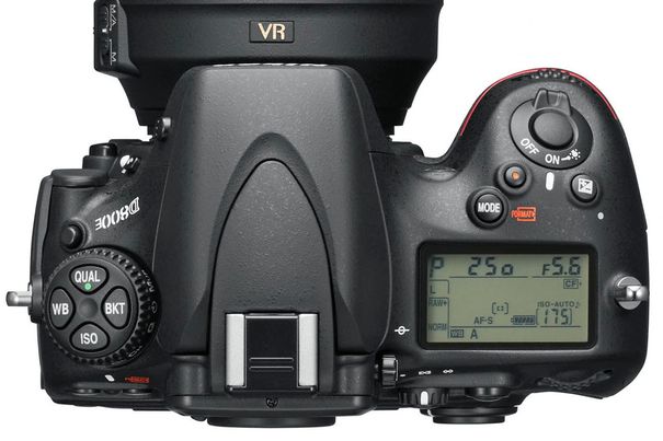Topansicht der Nikon der D800. Links an der Stelle einer Filmrückspulkurbel befinden sich häufig genutzte Direkttasten. Am Fuss dieses Knopfes werden die Bildauslösemodi aktiviert. Rechts befinden sich Auslöser, Betriebsmodustaste, EV und Statusdisplay.