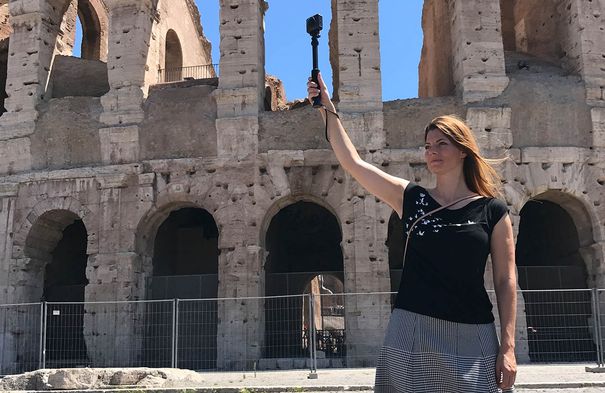 360-Grad-Videoaufzeichnung in Rom: Mittels einer Art Selfie-Stick wird die Kamera einfach in die Höhe gehalten. Die Kamera zeichnet dann in einem Winkel von 360 Grad alles auf.