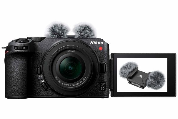 Katzenöhrchen: Im Vlogging-Kit der Nikon Z 30 befindet sich auch ein Windschutz für die Mikrofone. Unter dem Nikon-Logo die rote Aufnahmeanzeige (Tally-Licht).