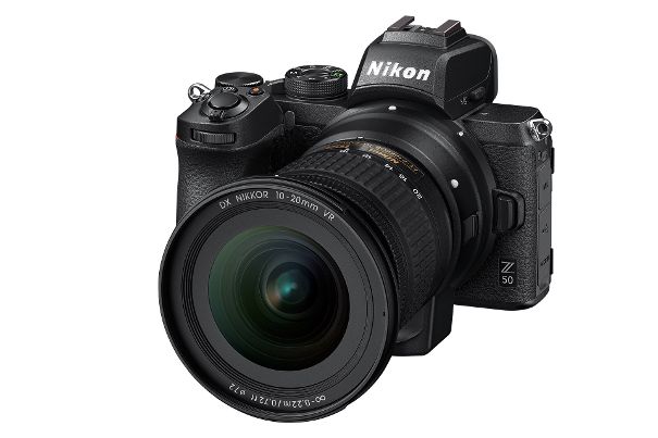 F-Bajonett-freundlich: Die Nikon Z 50 nimmt über den Bajonettadapter FTZ auch Nikkor-Objektive mit F-Bajonett auf. Hier das DX Nikkor 10–20mm VR mit eingebauter Bildstabilisierung.