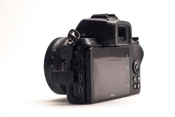 Video mit externer Aufzeichnung: An der Nikon Z 50 lassen sich Mikrofone via Klinkenbuchse und Videorecorder/Monitore über Micro-HDMI anschliessen.