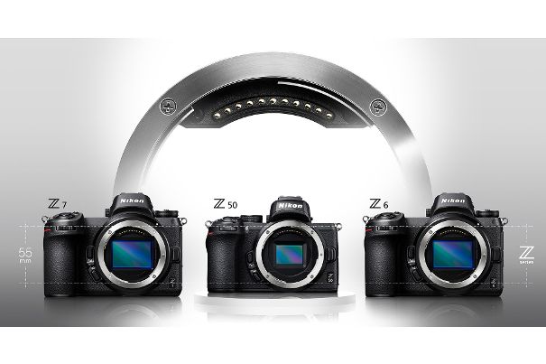 Die dritte in der Mitte: Die Nikon Z 50 zwischen den beiden Vollformatkameras Z 6 und Z 7. Der Unterschied zum kleineren APS-C-Sensor der Z 50 ist deutlich sichtbar.