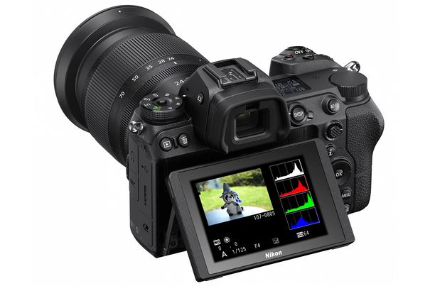 Kompakt: Die Nikon Z 7 ist kleiner und leichter als eine DSLR, aber dennoch voluminös genug, um sie auch mit grossen Händen sicher zu halten. Der Monitor ist nicht mehr fest eingebaut, sondern lässt sich neigen.