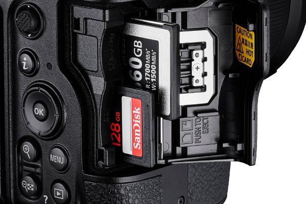 Zwei Slots, fünf Varianten: Die Nikon Z 8 besitzt zwei Karteneinschübe. Einen für CFexpress- (Typ B) oder XQD- und einen für SD-, SDHC- und SDXC-Speicherkarten.