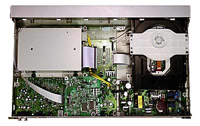 Auf der einen Geräteseite hat Sony einen CD-Player, auf der anderen eine Harddisc eingebaut, die angenehm leise arbeitet.