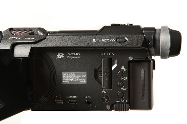 Die Wahltaste für Video-, 4K-Foto- oder Foto-Aufnahme auf der Oberseite lässt sich auch bei geschlossenem Display betätigen. Die Anordnung der übrigen Bedienungselemente wurde gegenüber dem Vorgänger geringfügig verändert.