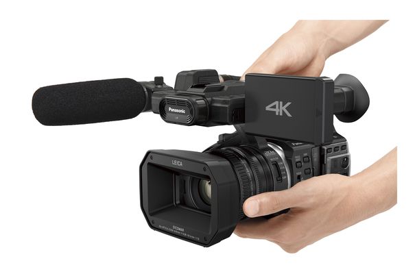 20-fache Optik, 4K 50p Video und Handgriff: Der Prosumer Camcorder HC-X1000 überzeugt mit inneren und äusseren Werten. Mit einem Gewicht von nur 1.7 kg lässt sich der handliche Camcorder auch über längere Zeit herumtragen.