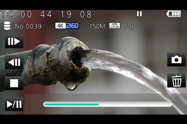 Standbild aus Videosequenz: Noch im Camcorder kann bei Wiedergabe mittels Foto-Symbol rechts ein Einzelbild gespeichert werden.