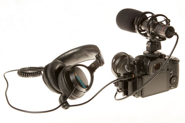 Kompakte Einheit: Zubehör wie Mikrofon und Kopfhörer lassen sich direkt anschliessen.