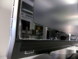 Schlankes Design mit einem Rahmen in hochglanz schwarz und mattem LCDisplay.