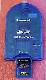 Musikdateien werden via PC über den Card Reader/Writer auf die SD Memory Card übertragen