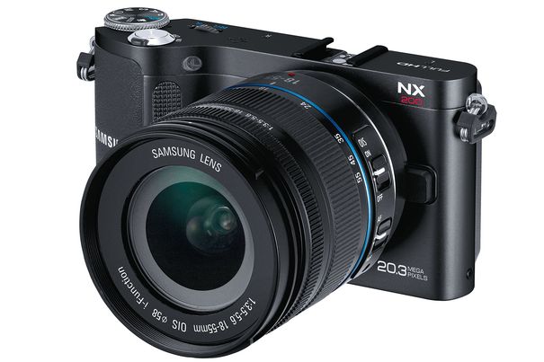Die Samsung NX200 ist eine spiegellose Systemkamera für das Samsung-eigene NX-System.