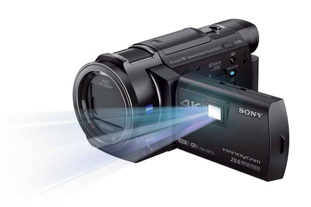 Der neue Premium-Camcorder von Sony filmt in 4K und bringt sein eigenes Kino gleich mit. Der im Displaydeckel eingebaute Videobeamer strahlt mit 50 Lumen Lichtstärke.