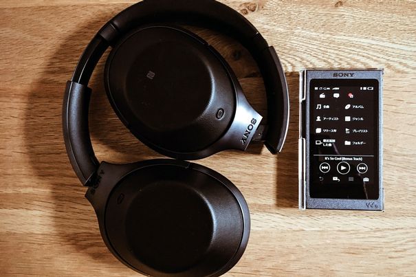 Das perfekte kabellose Duett dank LDAC: Sony MDR-1000X mit NW-A35 Audioplayer.