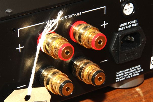 Kontaktfreudige, massiv vergoldete und hochstromfeste Lautsprecher-Klemmen garantieren, dass die Impulsfreudigkeit nicht leidet