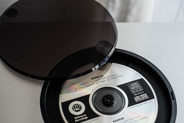 Wenn schon CD, dann richtig: Ein schöner Toplader mit manuell drehbarer Abdeckung. Der verheissungsvolle Blick auf die rotierende Datenscheibe ist doch faszinierend, nicht wahr?