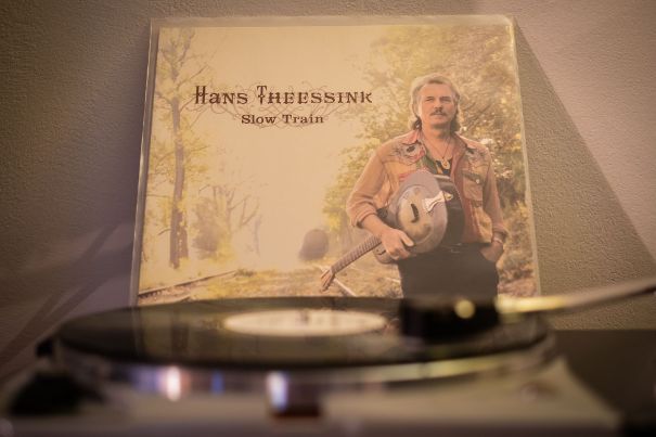 Hans Theessink, «Slow Train»: Eine wunderbar natürlich organisch klingende, moderne Vinylpressung, die unter die Haut geht.