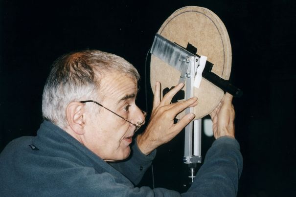 Jürg Jecklin mit einer Surround-Version seiner Jecklin-Scheibe. Bild: ©Klangschloss.