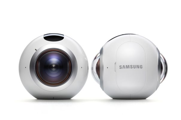 Die Gear 360 erstellt Videos und Fotos im Rundum-Panorama-Format. Sie werden in der Kamera gespeichert oder live auf ein Galaxy-Handy gestreamt.