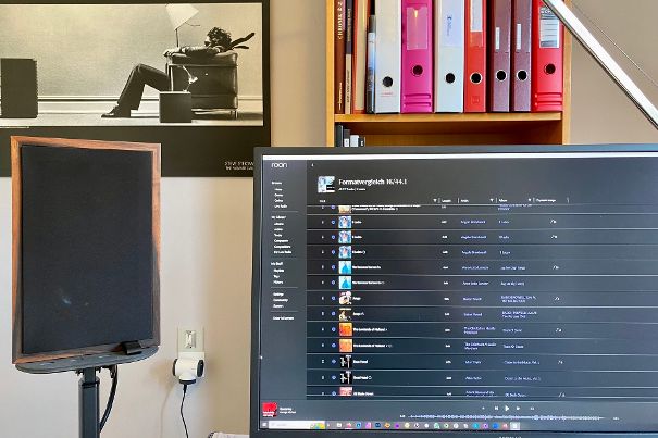 Die Roon-Oberfläche mit meiner Playliste bediente ich am grossen PC-Display.
