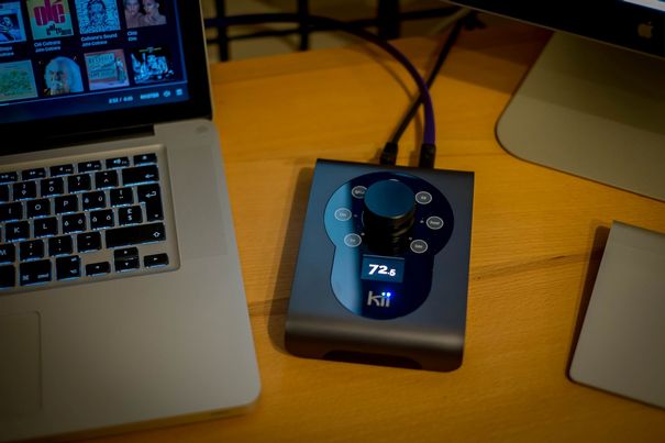 Die getestete Anwendung von Tidal Masters mit einem MacBook, USB, Kii Control und Kii-Three-Lautsprecher.
