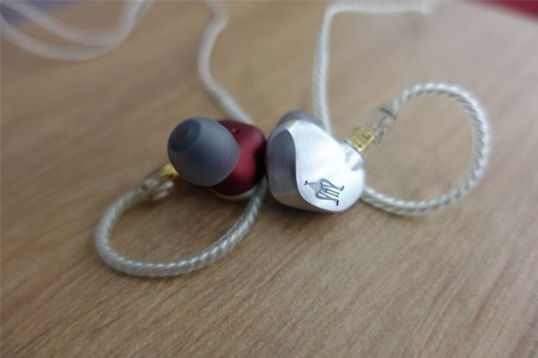 Die Qualitäten von Ohrhörern erkennen: Perfekt auf die Ergonomie des Ohres angepasst, leicht und von störenden Aussengeräuschen abschirmend. Das Gehirn lässt sich immer wieder von der klanglichen Leistung täuschen. 
Bild: Rai Penta, Meze Audio.