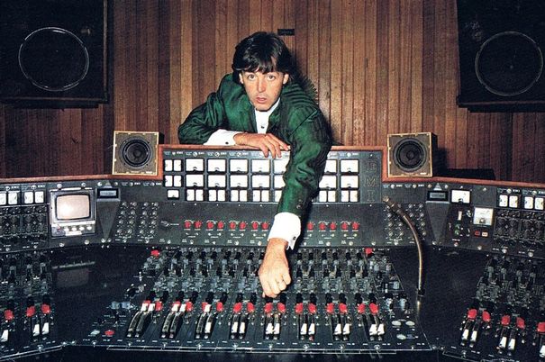 Die Hand am Regler: Paul McCartney.