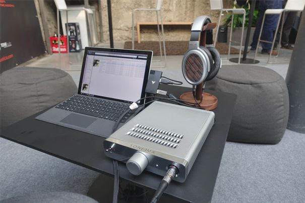 Sonoma Model One Electrostatic Headphone System. Noch Fragen?