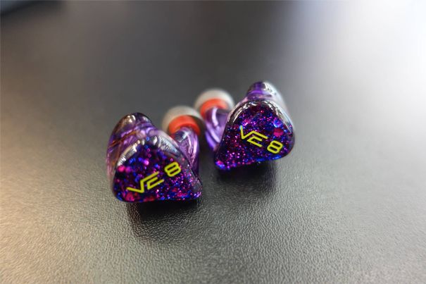 Immer häufiger anzutreffen: Der Spagat zwischen massgeschneiderten und «universellen» Ohrhörern.