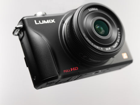 Die Lumix GF2, eine Wechselobjektiv-Systemkamera mit integriertem Blitz, ist um 19 % kleiner und 7 % leichter als das Vorgängermodell GF1. Mit Hilfe der AF-Tracking-Funktion kann ein durch Antippen auf dem Touchscreen markiertes Objekt verfolgt werden, wenn es seine Position im Bildfeld verändert. Videos zeichnet sie in AVCHD oder Motion-JPEG auf.