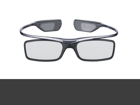 Als Zubehör bietet Samsung eine 3D-Brille an, die nur 75 Gramm wiegt. Eine Reduktion der LCD-Schalktzeiten soll den Kontrast erhöhen. Optische Brillengläser können an der 3D-Brille festgemacht werden.