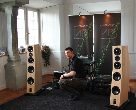 Swiss Handmade Highend Audio: Mario Divis von AUDIOPASSION präsentiert nebst den überarbeiteten und weiter verbesserten Vor- und Endverstärkern die brandneue OTL-Röhren-Phonovorstufe mit ausgelagertem Netzteil, sowie die ebenfalls brandneuen Lautsprecher Gioia.