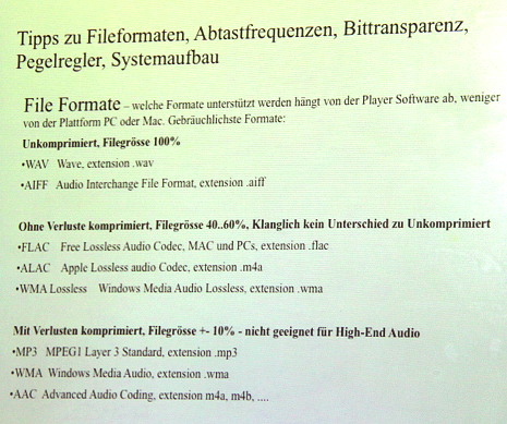 High-End ab High-Res Download. Diese Tafel aus dem Vortrag von Daniel Weiss zeigt die möglichen Formate. Tatsache ist, dass es Formate wie etwa Flac gibt, die verlustlos komprimieren können. Wenn nach der Decodierung haargenau dieselben Daten erscheinen, heisst dies: kein Klangverlust!