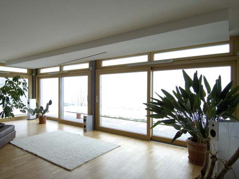 WSDGe (im Foyer 3.OG). Die Walters-Storyk Design Group (WSDG) ist eine seit 1969 weltweit tätige Design- und Akustik-Beratungs-/Planungsfirma, welche sich spezialisiert hat im Bereich kritischer Hörumgebungen verschiedenster Couleur zB. professionelle Audio/Video-Studios und Anlagen, Multimedia Präsentationsräume, Musikräume, Heimkinos und Medienräume, Aufführungs- und Kulturstätten, religiöse Gebäude, industrielle Akustikapplikationen, Produktentwicklung. In einem Vortrag spricht Dirk Noy zudem über die Aufstellung von Lautsprechern in Wohnräumen. www.wsdg.com