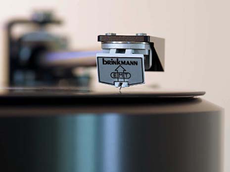 Brinkmann (im Foyer 3. OG). "Real High Fidelity" lautet die Devise dieser deutschen Manufaktur, deren LP-Laufwerke weltweit einen mindestens so hervorragenden Ruf geniessen wie ihre Verstärker. Im Klangschloss zeigt der neue Schweizer Vertrieb Goosebumps Audio zwei Brinkmann-Laufwerke: Einerseits das seit 1985 gefertigte "Balance", welches noch heute bei zahlreichen Zeitschriften als Referenz und Mass aller Dinge gilt. Und andererseits das "LaGrange" in der erst diesen Herbst vorgestellten Ausführung für einen einzelnen 12 Zoll langen Tonarm. (Diese beiden Preziosen können nur angeschaut, nicht aber vorgeführt werden. Der Vertrieb freut sich, bei Interesse einen Hörtermin bei einem Händler nach Wahl oder im eigenen Vorführraum zu vereinbaren.)
www.goosebumps-audio.ch