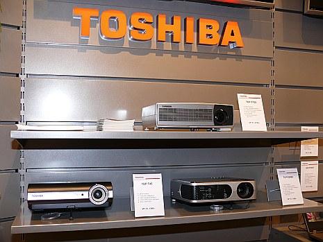 Neben den bereits letzten Herbst vorgestellten Heimkinoprojektoren mit integriertem DVD-Spieler bietet Toshiba auch eine ganze Reihe von Stand alone-Projektoren wie den TDP-T100 (oben) oder den TDP-T45 (unten links), zwei DLP-Projektoren mit XGA-Auflösung (Fr. 2790.- bzw. Fr. 1990.-) oder den LCD-Projektor TLP-X2000 (unten rechts) ebenfalls mit XGA-Auflösung für Fr. 1990.- an.