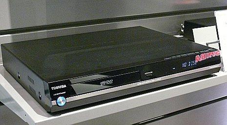 Der HD-EP 10 ist das Nachfolgemodell des HD-E1. Er gibt die Bilder der HD-DVD ebenfalls in 1080i und 720p sowie zusätzlich neu auch in 1080p aus. Der codefreie Spieler verfügt über einen HDMI-Ausgang ver. 1.2, einen Ethernet- und zwei USB-Anschlüsse. Sein Preis: Fr. 999.-.