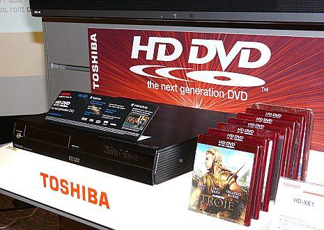 Ebenfalls Bilder bis zur maximalen Auflösung von 1080p gibt das Top-Modell der HD-DVD-Spieler von Toshiba, der HD-XE1, aus. Den Surround-Sound in den Formaten Dolby Digital Plus und dts HD gibt er nicht nur digital über seinen HDMI-Anschluss, sondern auch über den 5.1 Kanal Analog-Ausgang wieder. Der Player kostet 1599 Franken.