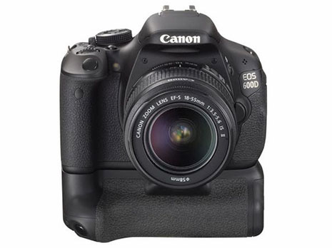 Zur Canon EOS 600D ist optional der Batterie-Hochformat-Griff 
erhältlich. Er bietet Platz für einen zusätzlichen Akku oder 
