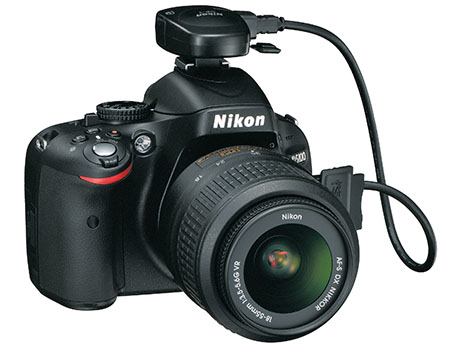 Zur D5100 ist optional auch der GPS-Empfänger Nikon GP1 erhältlich. Ist er angeschlossen, werden die Exif-Aufnahmedaten mit den Koordinaten des Aufnahmeortes ergänzt. Der Empfänger lässt sich entweder oben in den Blitzschuh stecken oder am Traggurt befestigen.