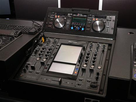 Pioneer bleibt seiner Tradition als DJ Ausstatter treu. Das neun DJ Setup beinhaltet jetzt zusätzlich einen Videomixer und...