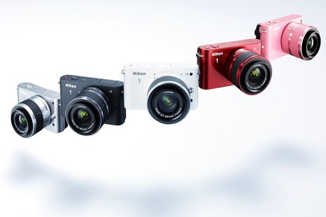 Die kleine und günstigere Nikon 1 J1 gibt es in den fünf Farben Weiss, Schwarz, Silber, Rot und Pink. Auch die Objektive sind - bis auf das grosse PowerZoom - in diesen Farben erhältlich.