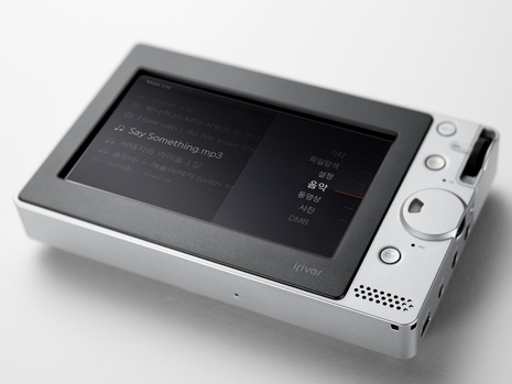 Der iRiver P20 besitzt einen 4,1" Touchscreen und eine 80 GB oder 120 GB Festplatte. Damit lassen sich auch eine Vielzahl von Videos bequem speichern. Zu den erweiterten Features gehören neben Flash-Spielen ein eingebautes Mikrofon, ein TV-Ausgang sowie ein SD-Multi-Kartenleser mit Compact Flash Schnittstellen.