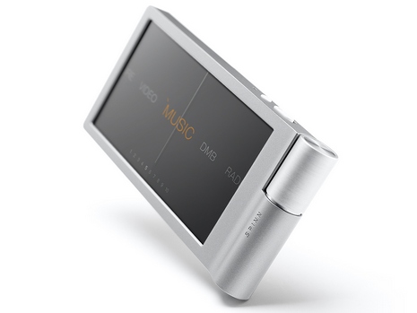 iRiver lanciert sich neu in Europa mit zwei Design Mediaplayern. Der SPINN MP4 besitzt einen Touchscreen und spielt auf seinem 3,3" Display Videos mi MPEG-4 oder WMV9-Format sowie Flash-Games. Der Mit dem schlanken, zylindrischen Rädchen auf der rechten Seite lässt sich das Display durch Drehen steuern wie an einem der guten alten Radio-Drehknöpfe. Speicher 4 oder 8 GB.