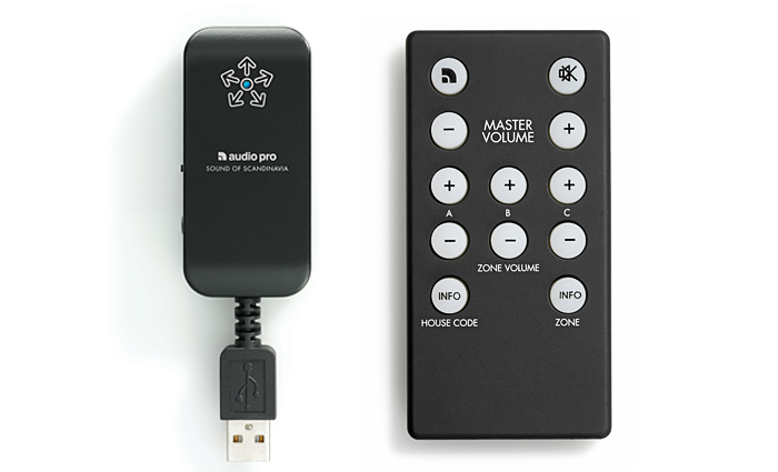 Die Fernbedienung und der WF100 Dongle für die drahtlose Übertragung der Musik